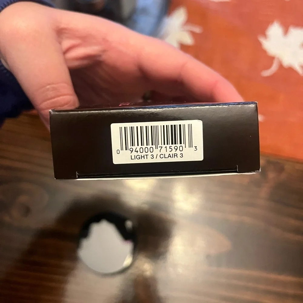 Avon mark. Min-A-Real Powder Foundation - Sleek Black Compact